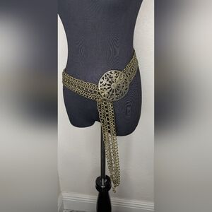 Medieval Brass Tone Chainmail Metal Mesh Link Belt Ornate Round Buckle 44"